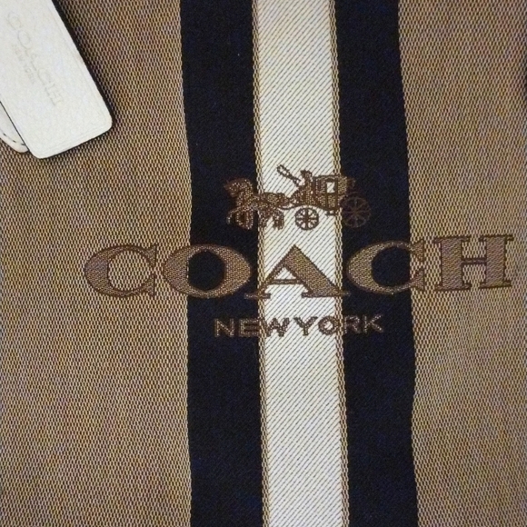 ๐ฅฐ๐ COACH City Carriage Tote Purse - Picture 3 of 10